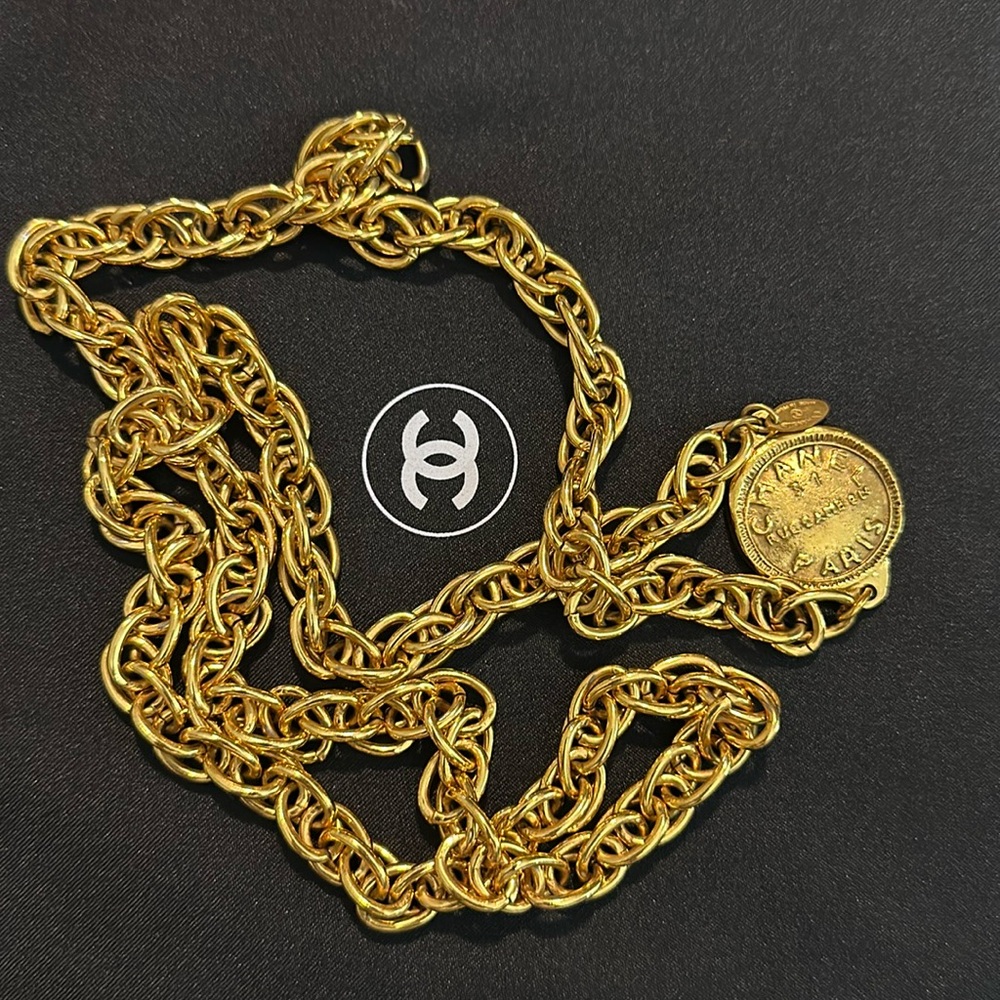 CHANEL 31 RUE CAMBON MEDALLION NECKLACE